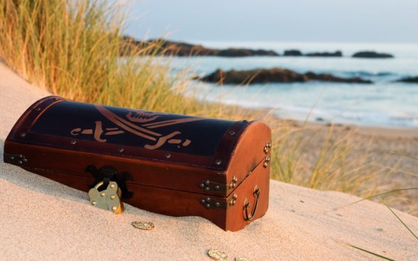 Пиратский сундук в море