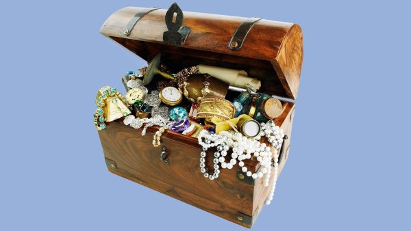 Сундук с золотом из пиратов Карибского моря