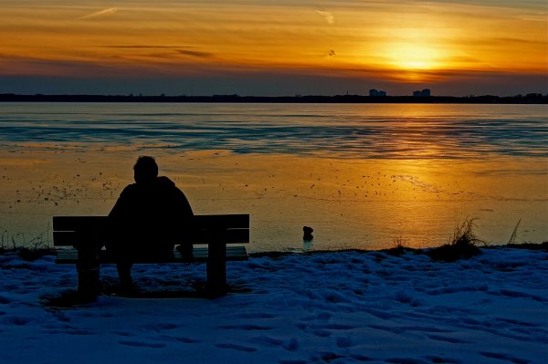 Одинокий человек на берегу
