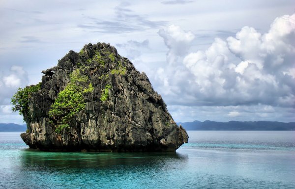 Скала посреди моря