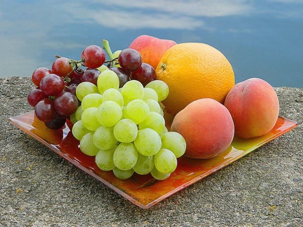 Фруктовая тарелка и море