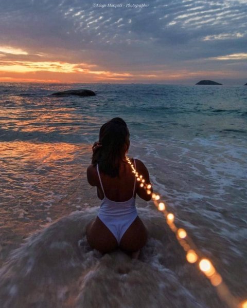 Девушка на море со спины