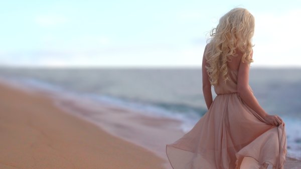 Блондинка в платье на море