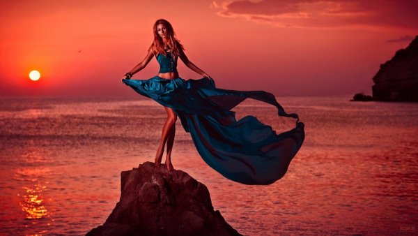 Девушка в платье на море