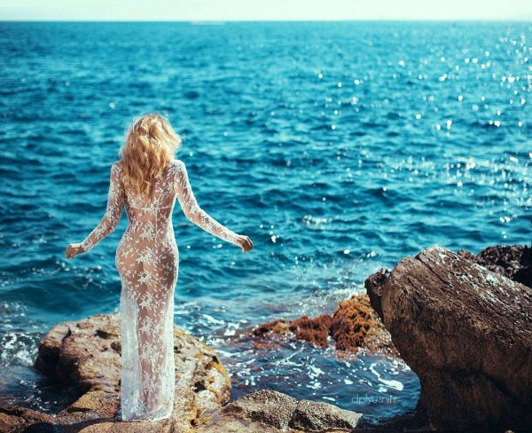 Блондинка в очках и шляпе