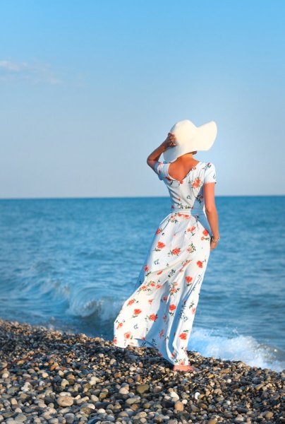 Девушка в шляпе на море