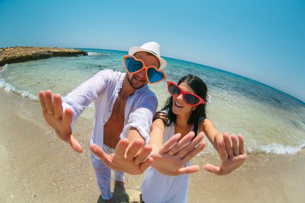 Пляж с отдыхающими