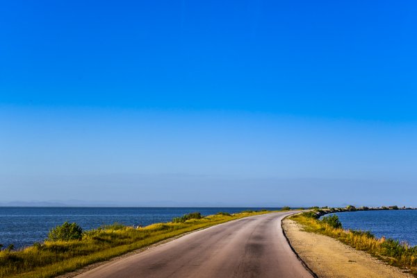 Каспийское море и горы