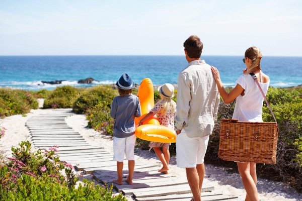 Семья на море