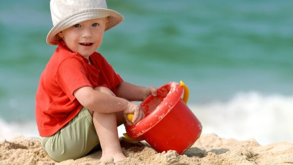 Дети песок море