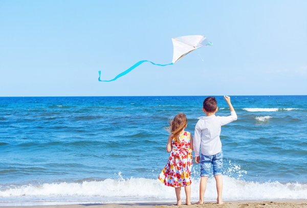 Дети на море спиной