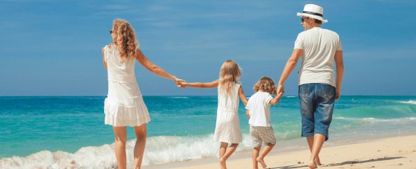 Семья на море со спины