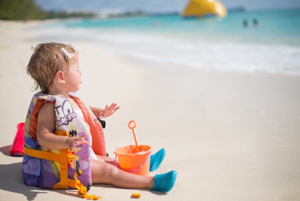 Ребенок в пледе