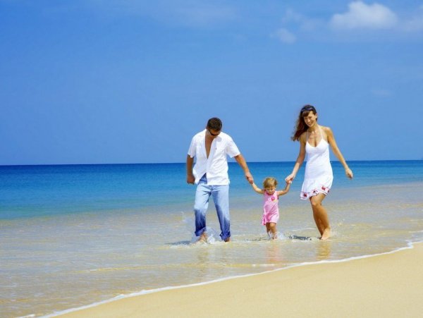Семья на море