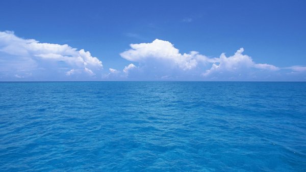 Голубое море