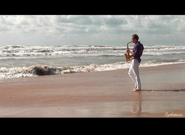 Саксофонист на берегу моря