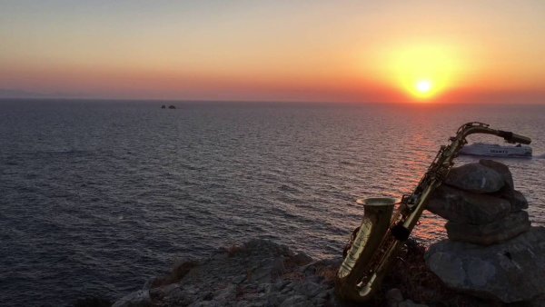 Саксофон и море