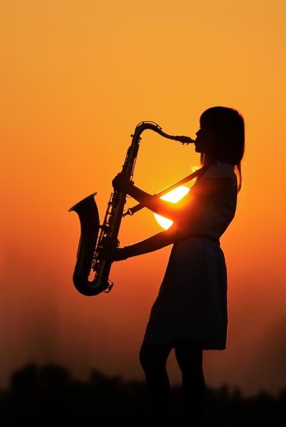 Девушка с саксофоном