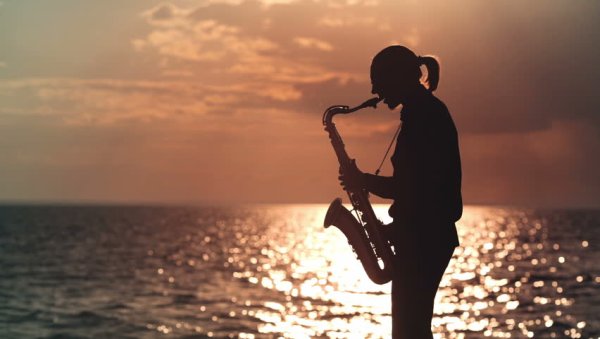 Анна Ринна саксофон