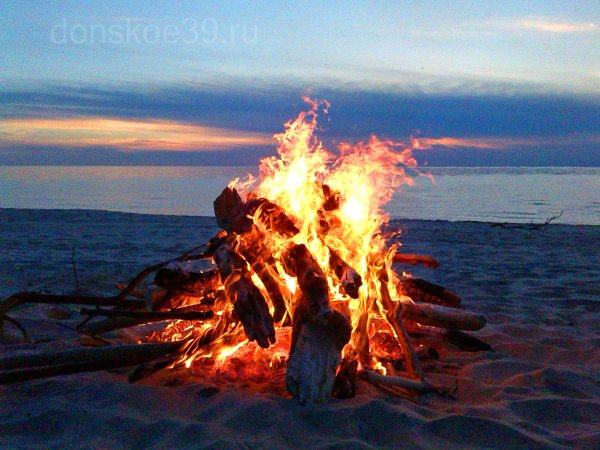 Костер у моря