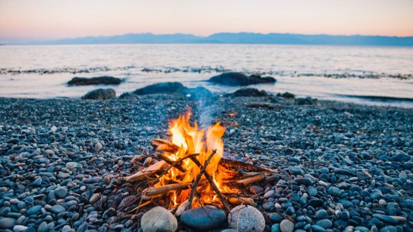 Костер на пляже