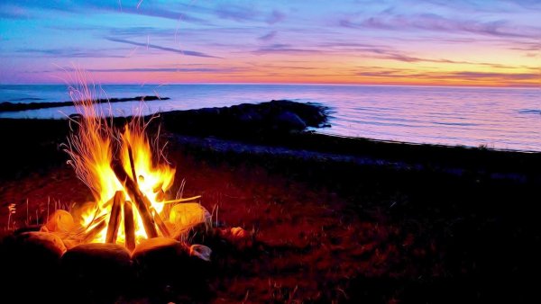 Костер у моря