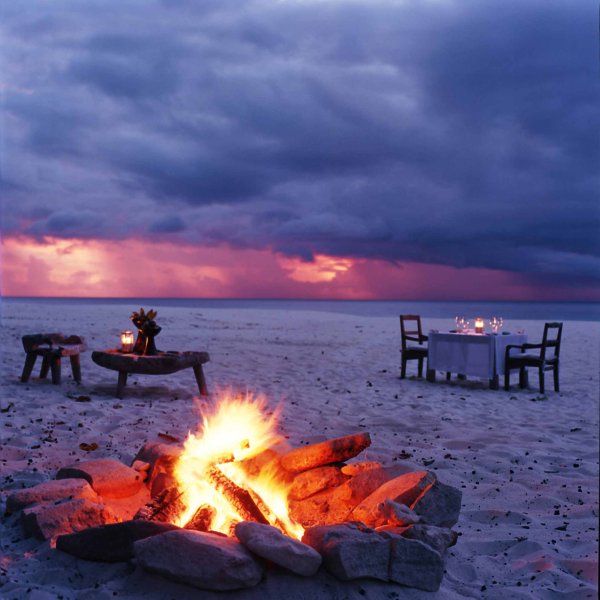 Ночной пляж с костром