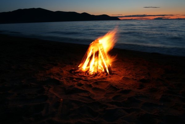 Костер у моря