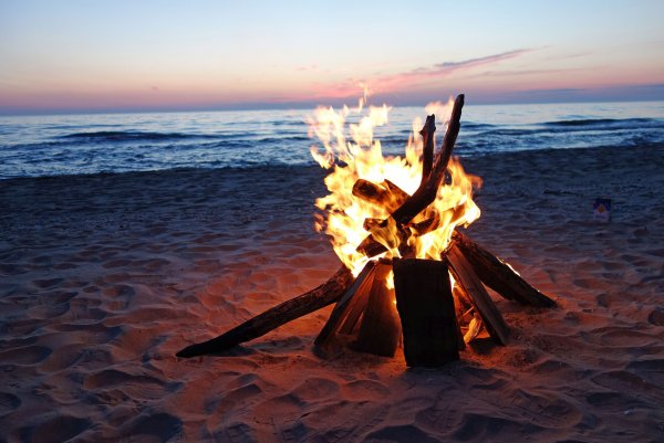 Костер на пляже ночью