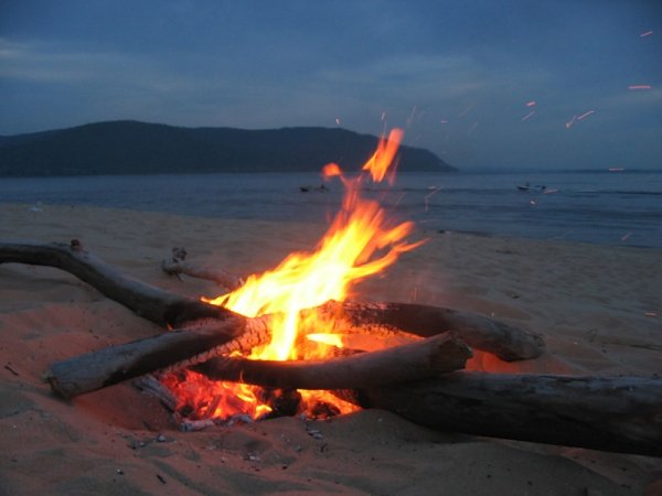 Костер на берегу