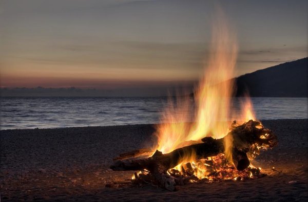 Костер на берегу