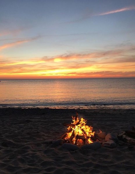 Костер на берегу моря на закате