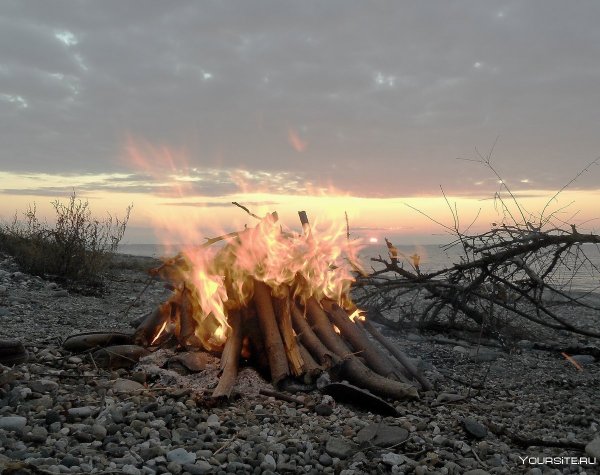 Костер на побережье зимой