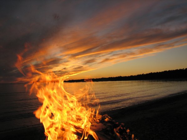 Костер на берегу