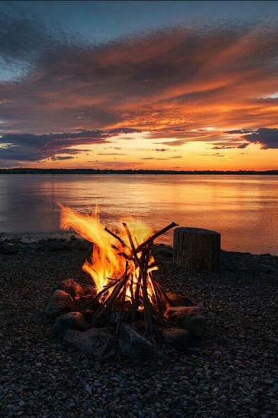 Костер на берегу моря