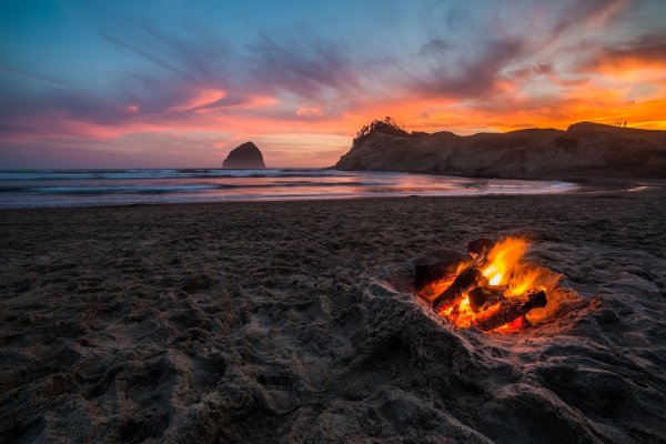Костер на берегу моря на закате