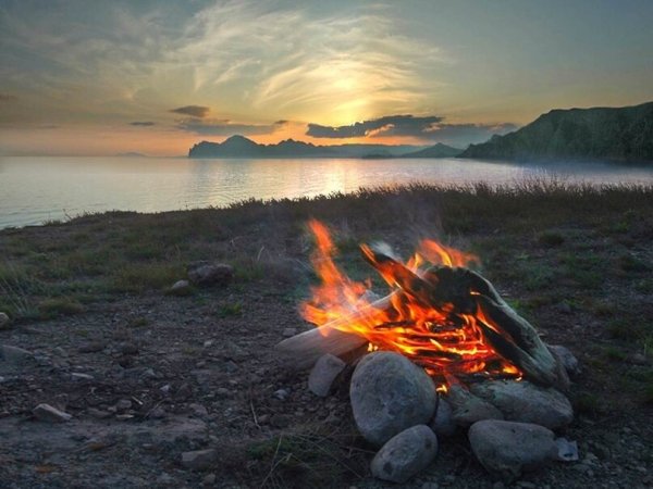 Костер на берегу