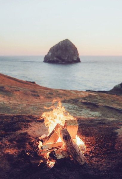 Костер на побережье
