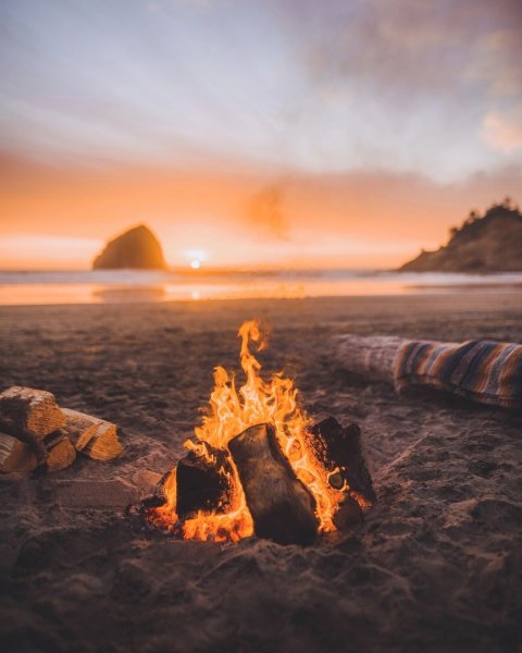 Костер на берегу моря