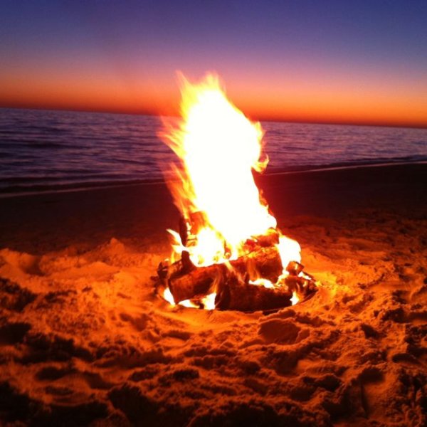 Костер на пляже