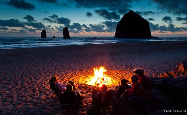 Костер вечером на берегу моря