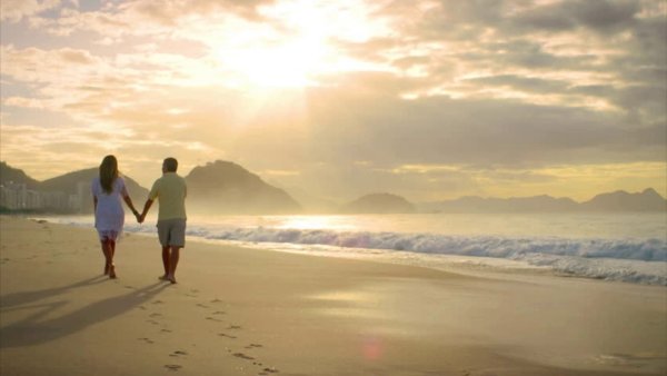 Берег моря влюбленные