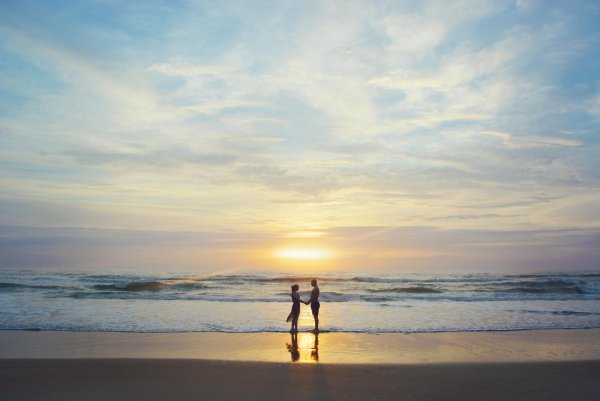 Пара за руки на море