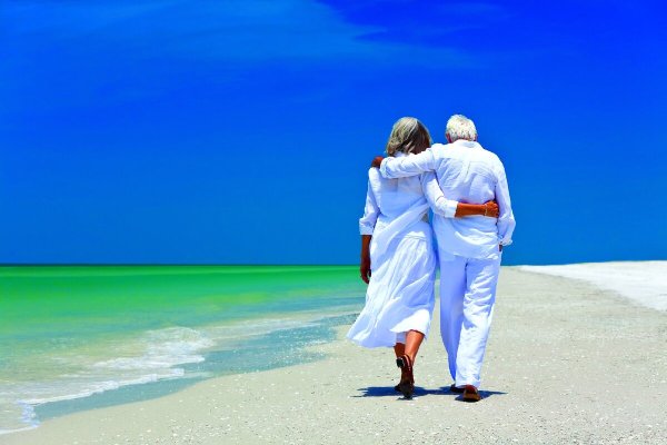 Влюбленные на берегу моря