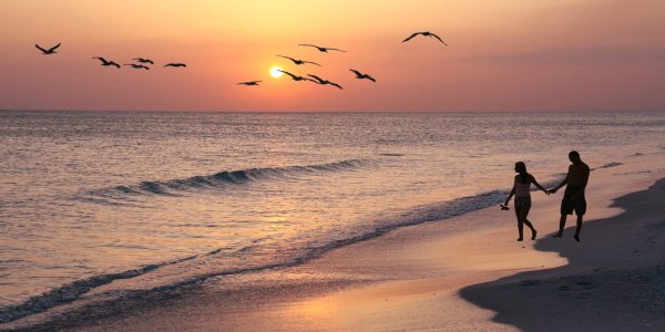 Мужчина и женщина на берегу