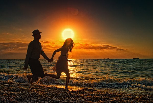 Влюбленные на берегу моря