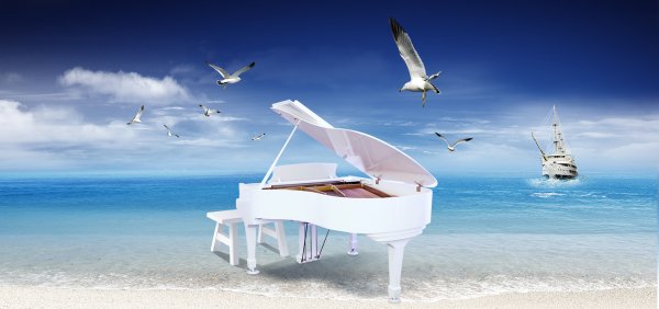 Рояль на фоне моря