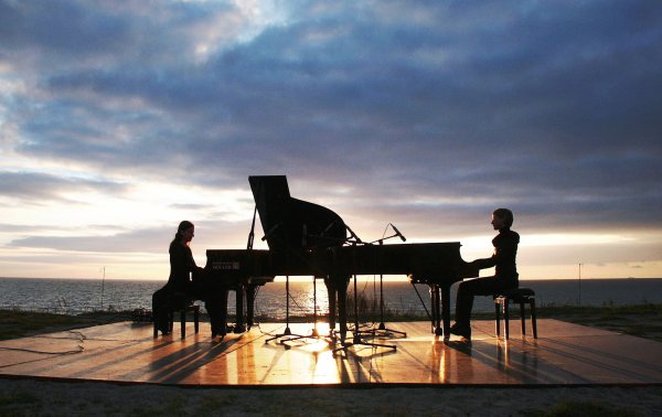 Рояль на берегу моря