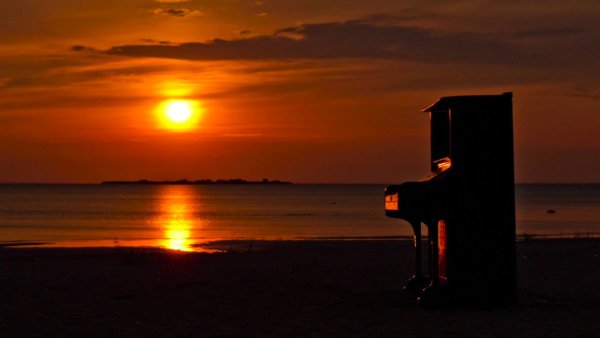 Фортепиано и море