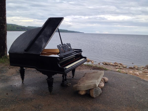 Рояль на берегу моря